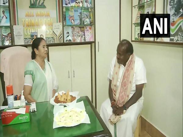West Bengal Chief Minister Mamata Banerjee with JDS leader HD Kumaraswamy in Kolkata (Photo/ANI)
