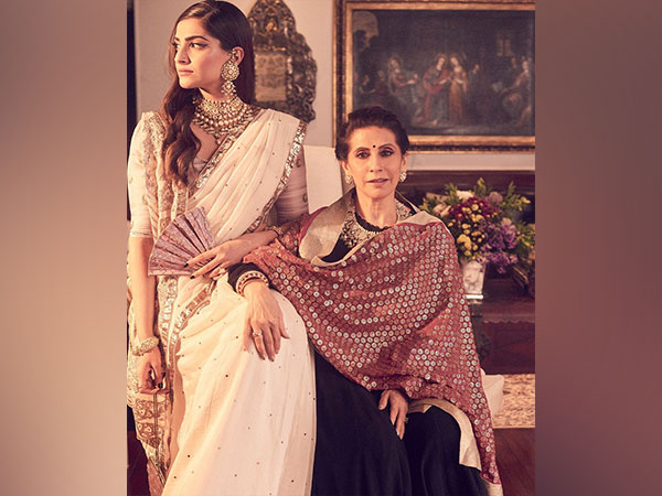 Sonam Kapoor, Sunita Kapoor (Image source: Instagram)