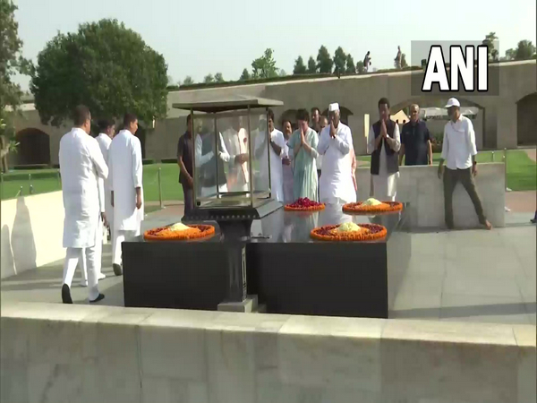Congress leaders pay tributes at Raj Ghat (Photo/ANI)