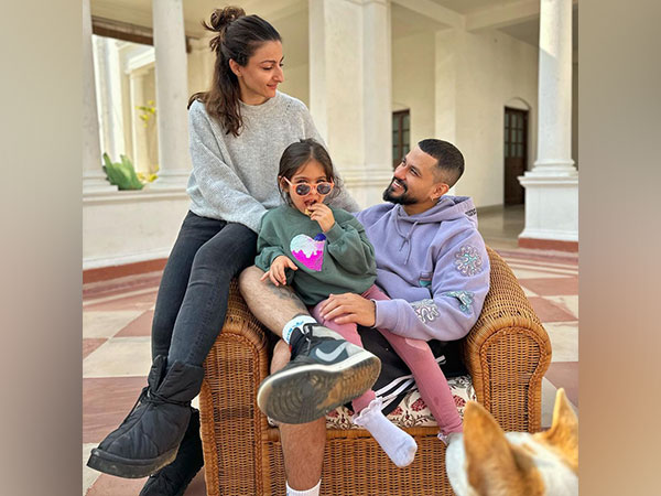 Soha Ali Khan, Kunal Kemmu with their daughter (Image Source: Instagram)