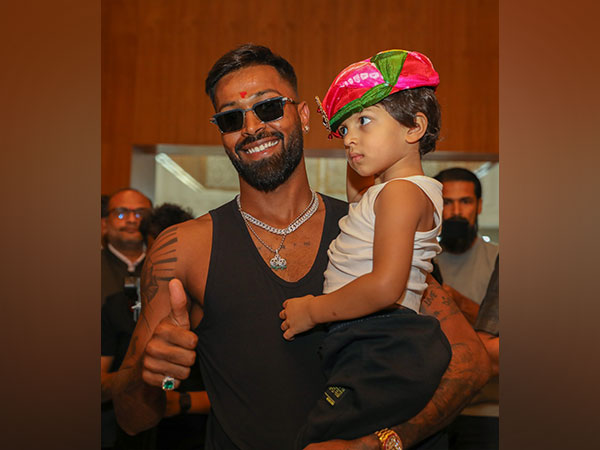 Hardik Pandya with his son Agastya (Photo/Gujarat Titans)