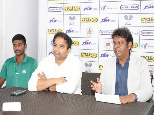 Tennis player Manish Ganesh, DC of Mysuru KV Rajendra and Tournament Director Peter Vijay Kumar (Image: ITF)