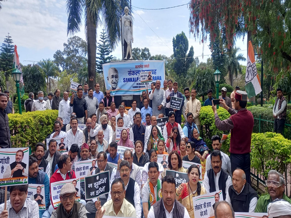 Congress leaders hold protest at Gandhi statue in Dehradun 