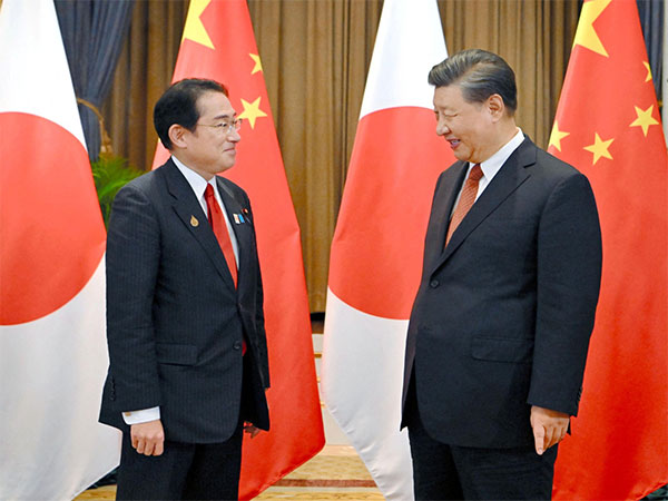 Japanese Prime Minister Fumio Kishida and Chinese President Xi Jinping. (File Photo/Reuters)
