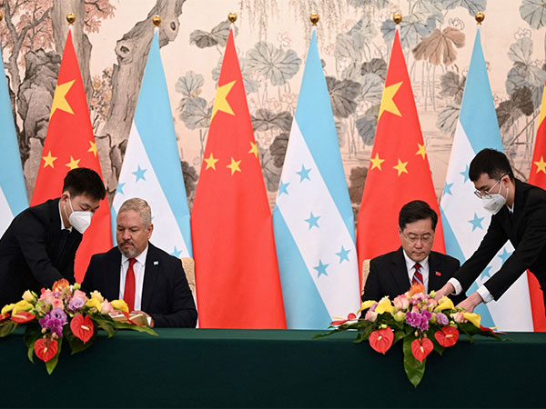 Honduras Foreign Minister Eduardo Enrique Reina and Chinese Foreign Minister Qin Gang sign documents in Beijing, China on March 26, 2023. (Photo/Reuters)