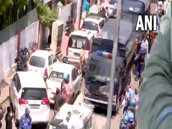 Police van, carrying Atiq Ahmed, arrives at Prayagraj Court (Photo/ANI)