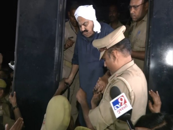Gangster Atiq Ahmed being brought to jail (Photo/ANI)