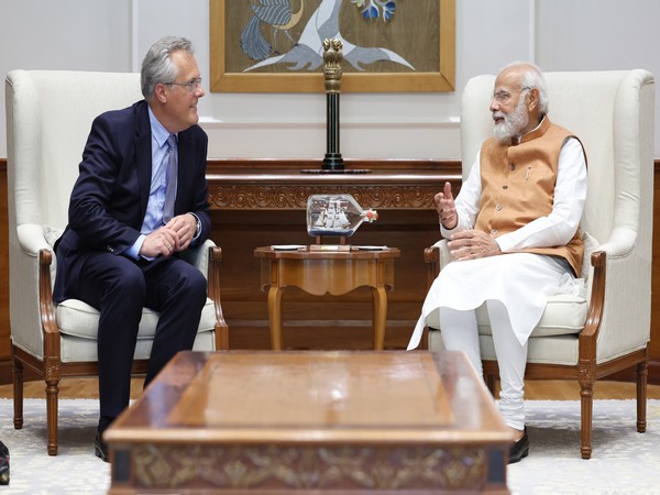 NXP's President and Chief Executive Officer Kurt Sievers with Prime Minister Narendra Modi. (Photo/ NXP's twitter handle)