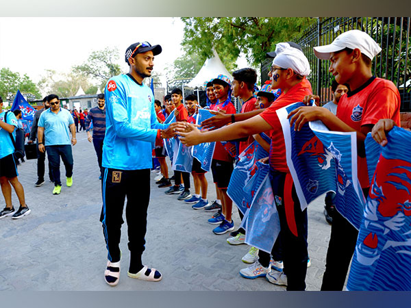 Axar Patel meeting Delhi Capitals' fan ahead of IPL 2023 (Image: DC)