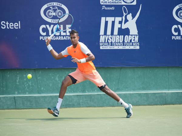 Mukund Sasikumar in action. (Photo- ITF Mysuru Open)