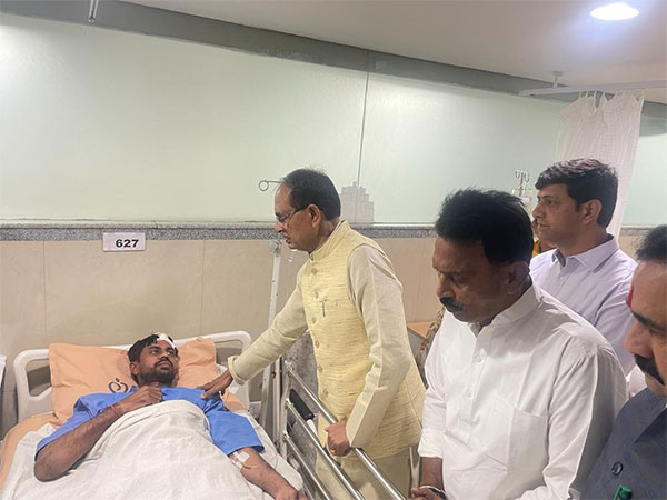 Madhya Pradesh CM Shivraj Singh Chouhan meeting with the injured at a hospital in Indore. (ANI/photo)