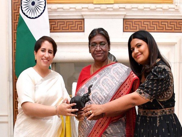President Droupadi Murmu with  Kartiki Gonsalves and Guneet Monga. (Image Source: Twitter)