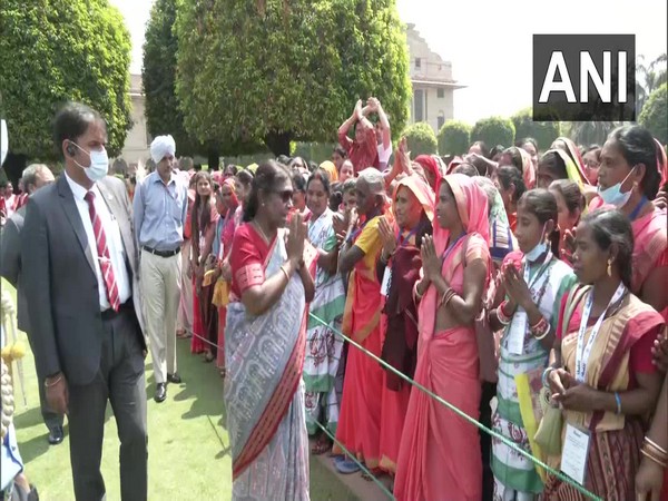 President Murmu hosts special guests at Amrit Udyan (Photo/ANI)