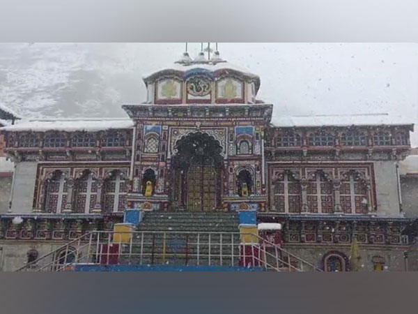 Heavy snowfall in Uttarakhand's Badrinath. (Photo/ANI)