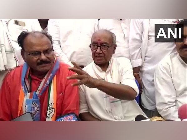 Makhan Singh Solanki (L) with Digvijaya Singh 