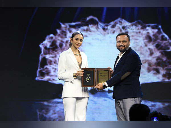 StockGro's CTO Madhusudan K, felicitated by Rakul Preet Singh at Times 40 Under 40 event in Bengaluru