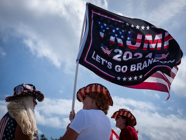 Supporters of former US President Donald Trump gather outside his Mar-a-Lago resort a day after he was indicted, March 31, 2023. (Photo/Reuters)