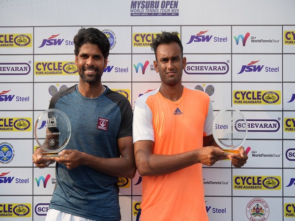 Vishnu Vardhan (Left) with Mukund Sasikumar (Right) lifting men's doubles ITF Mysuru Open trophy (Image: AITA)