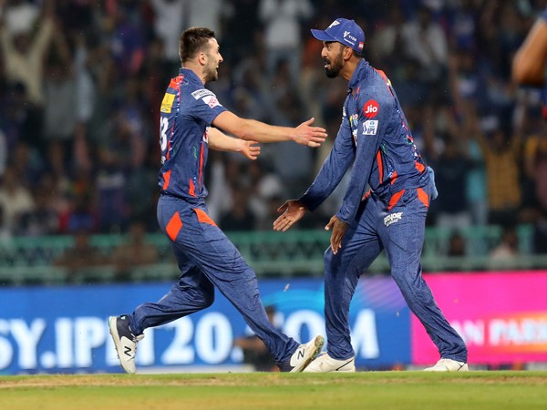Mark Wood celebrating with KL Rahul. (PHOTO IPL TWITTER)