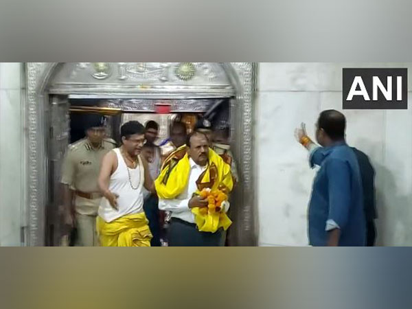 NSA Ajit Doval offers prayers at Shri Mahakaleshwar Temple in Ujjain (Photo/ANI)