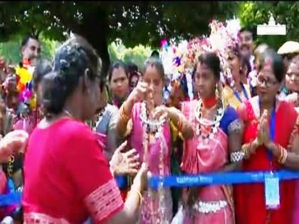 President Droupadi Murmu meets women belonging to Baiga community (Photo/ANI)