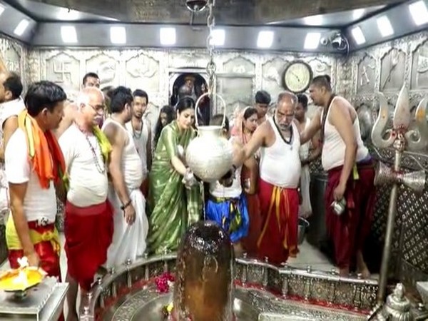 Actress Raveena Tandon offering Jal to Baba Mahakal