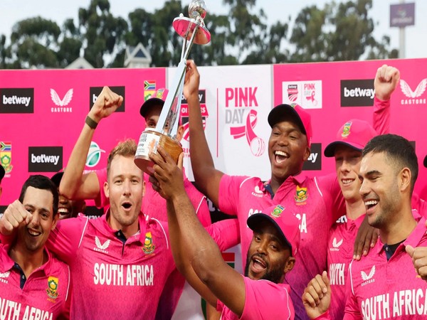 South African side posing with the series trophy. (Photo- ICC)