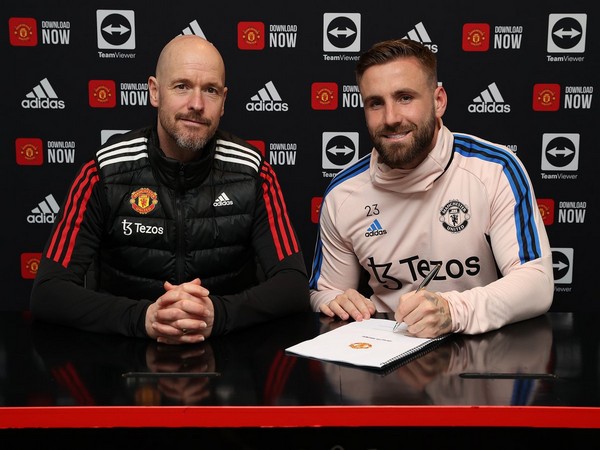 Luke Shaw and Erik Ten Hag (Photo: Twitter/Manchester United)