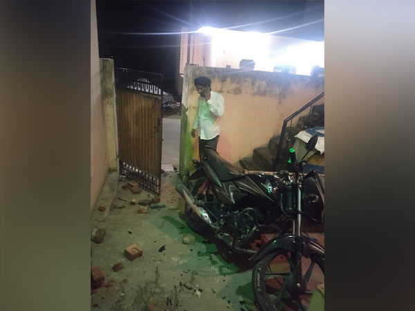 Attackers pelted stones and bricks in the house (ANI)