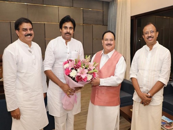 (Centre) BJP chief JP Nadda and JSP chief Pawan Kalyan (Photo Courtesy: Twitter/BJP)