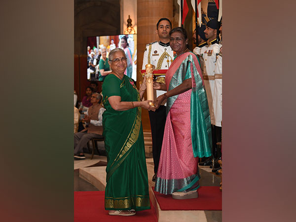 President Droupadi Murmu presenting Padma Bhushan to Sudha Murty