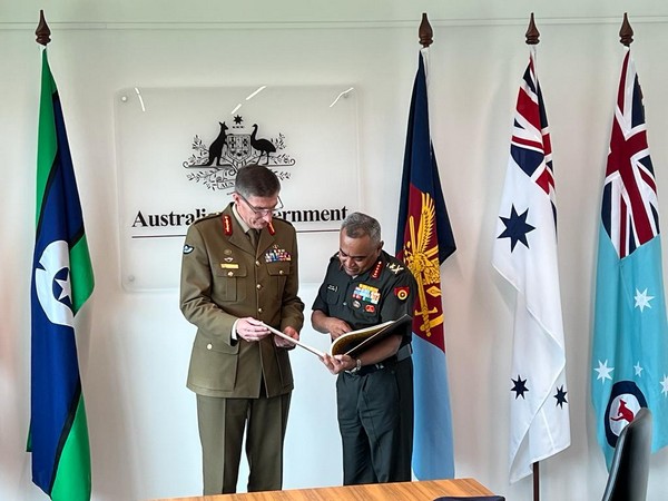 Australia's Chief of Defence Force Angus Campbell, COAS General Manoj Pande (Image Credit: Twitter/@adgpi)