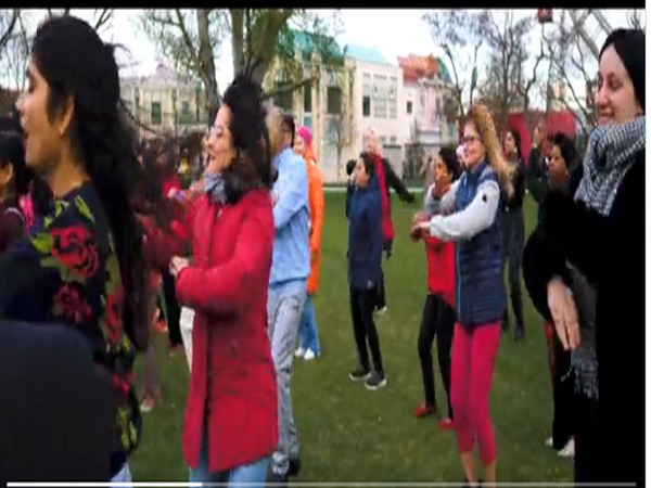 Indian community performing Naatu Naatu in Vienna. (Image Source: Twitter)