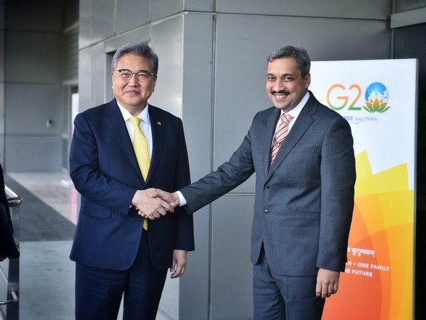 South Korea's Foreign Affairs Minister Park Jin arrives in India (Source: Twitter/@MEAIndia)