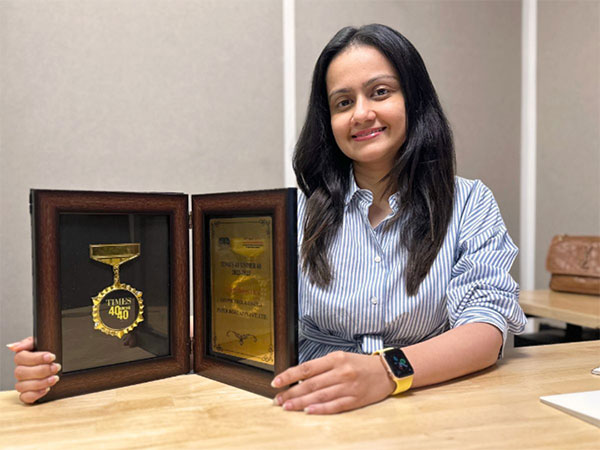 Paper Boat Apps Pvt Ltd Co-founder & Co-CEO, AnshuDhanuka, felicitated by RakulPreet Singh on Times 40 Under 40 event in Bengaluru