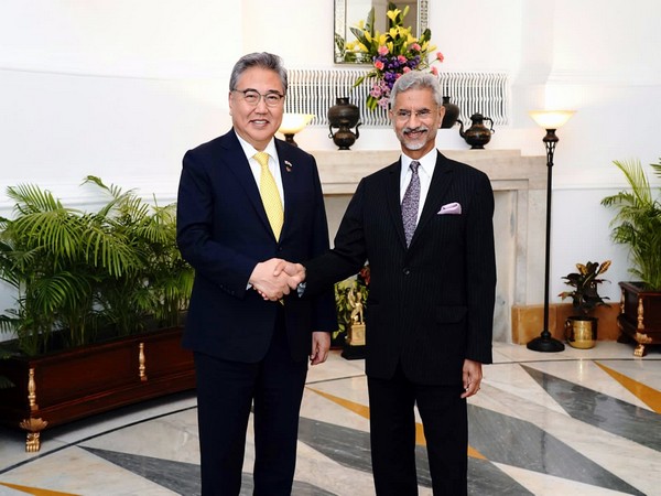 EAM Jaishankar with his South Korean counterpart Park Jin (Source: Twitter/@DrSJaishankar)