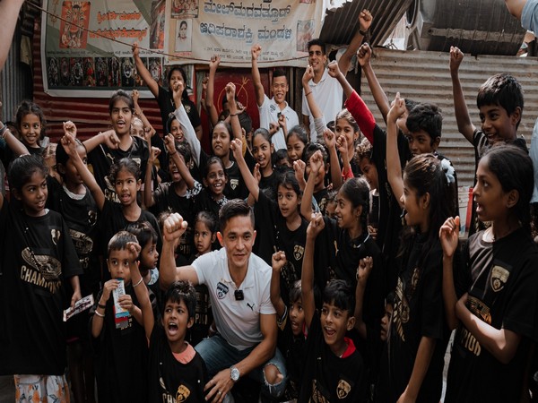 Sunil Chhetri donating Bengaluru FC's 'Champions 2023' t-shirts to underprivileged kids (Image: Bengaluru FC)