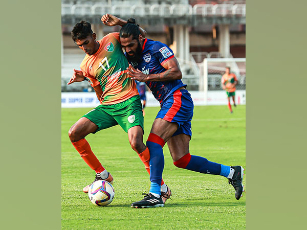 Bengaluru FC and Sreenidi Deccan FC players in action (Photo: Twitter/ISL)