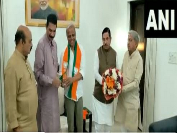 Congress leader Nagaraj Chabbi joins BJP. (Photo/ANI)
