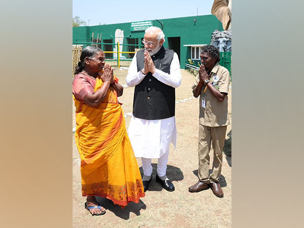 PM Modi with Bomman, Bellie (Photo/Twitter)