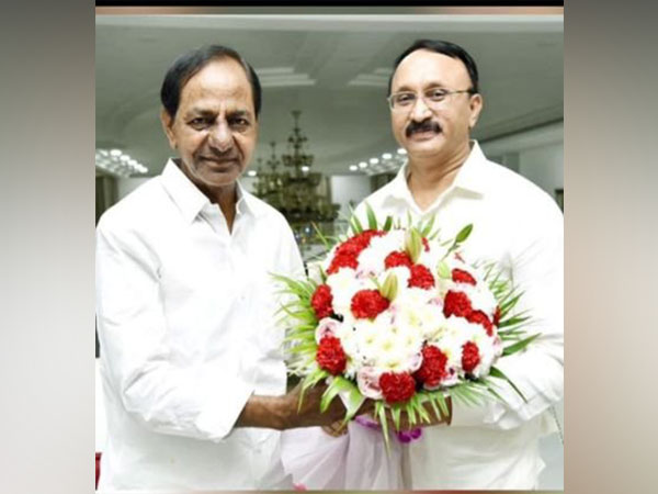 Telangana Chief Minister KCR and Thota Chandrasekhar (Photo/Twitter handle@ThotaOfficial)