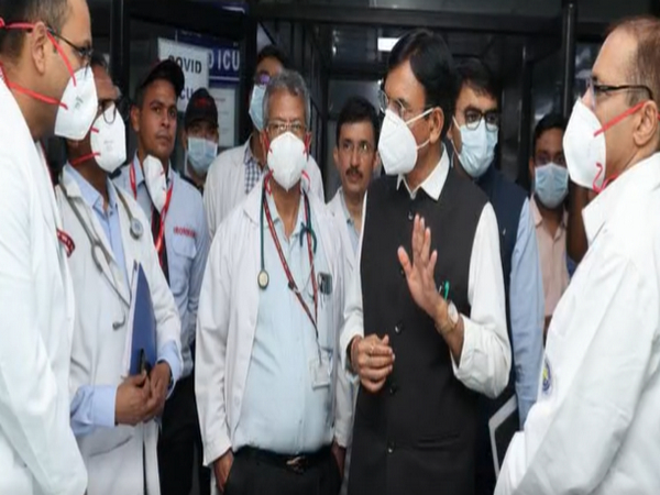 Health Minister Dr Mansukh Mandaviya visits RML hospital. (Photo/Twitter:@mansukhmandviya)
