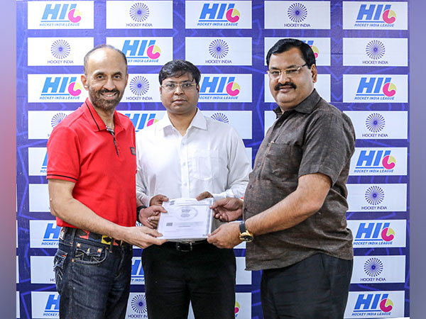 Hockey India president Dilip Tirkey with secretary general Bhola Nath Singh at HIL re-launch press conference (Image: HI)