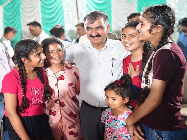 CM Sukhwinder Singh Sukhu met girl children (Photo credit: Twitter/@SukhuSukhvinder)   