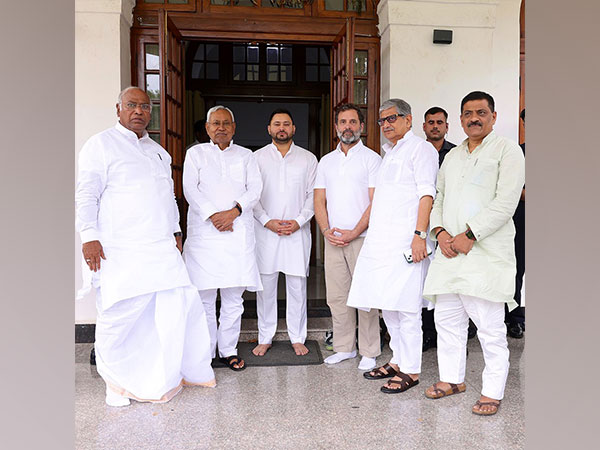 Congress president Mallikarjun Kharge, Bihar CM Nitish Kumar, Bihar Dy. CM Tejashwi Yadav, Congress leader Rahul Gandhi, JD(U) president Rajiv Ranjan (Lalan) Singh (Photo/Twitter/Rahul Gandhi)