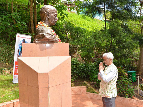 EAM S Jaishankar pays homage to Mahatma Gandhi (Source: Twitter/@DrSJaishankar)