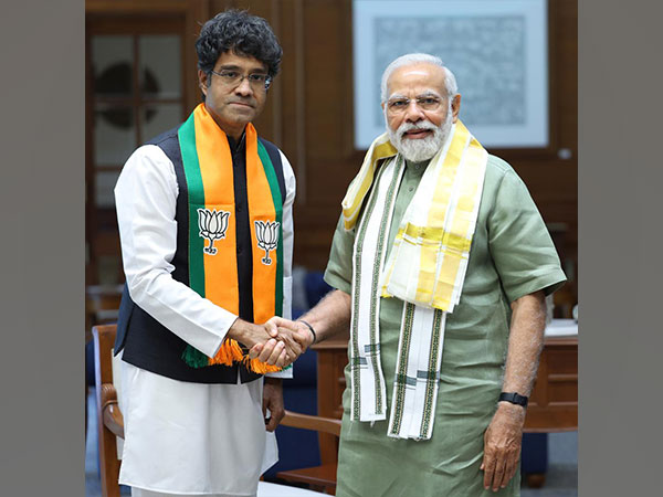 CR Kesavan (left) with Prime Minister Narendra Modi (right) (Photo/ANI)