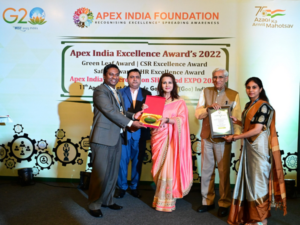 Politician and actress Poonam Dhillon confers award to Rasika Kodithuwakku (Photo/Apex India Foundation))   
