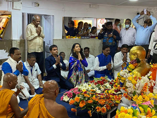 Former Mumbai NCB Zonal director Sameer Wankhede along with his wife Kranti Redkar (Photo/ANI)