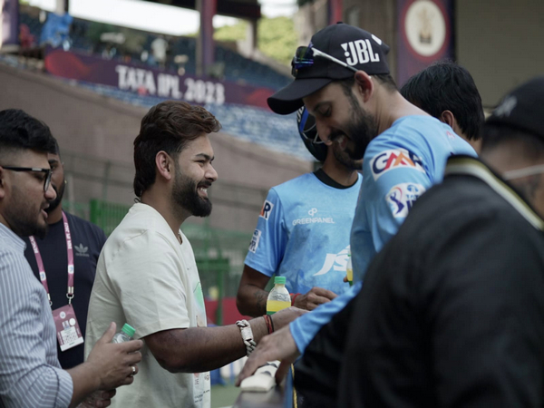 Rishabh Pant intracting with DC players (Photo: IPL/ Twitter)